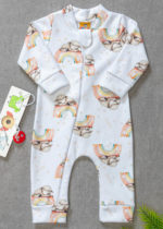 Macacão soft quentinho perfeito para inverno na estampa de Ovelhinhas dormindo no Arco-íris e estrelinhas em volta