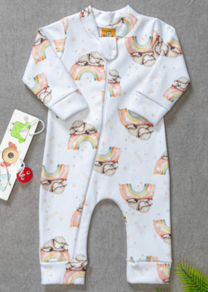 Macacão soft quentinho perfeito para inverno na estampa de Ovelhinhas dormindo no Arco-íris e estrelinhas em volta