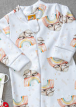 Macacão soft quentinho perfeito para inverno na estampa de Ovelhinhas dormindo no Arco-íris e estrelinhas em volta