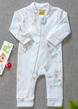 Macacão soft quentinho perfeito para inverno na estampa de Coelhos e Balões